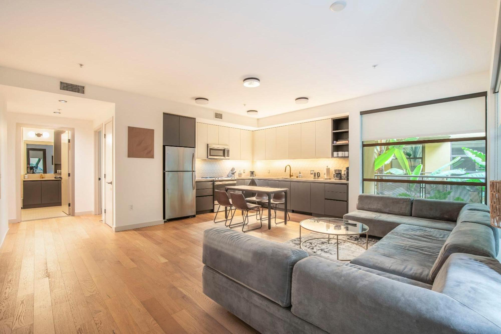 2br Hollywood Luxury Condominium